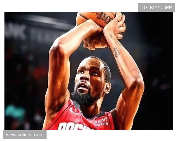 火箭主场胜利海报发布杜兰特与伊森击掌瞬间定格精彩时刻